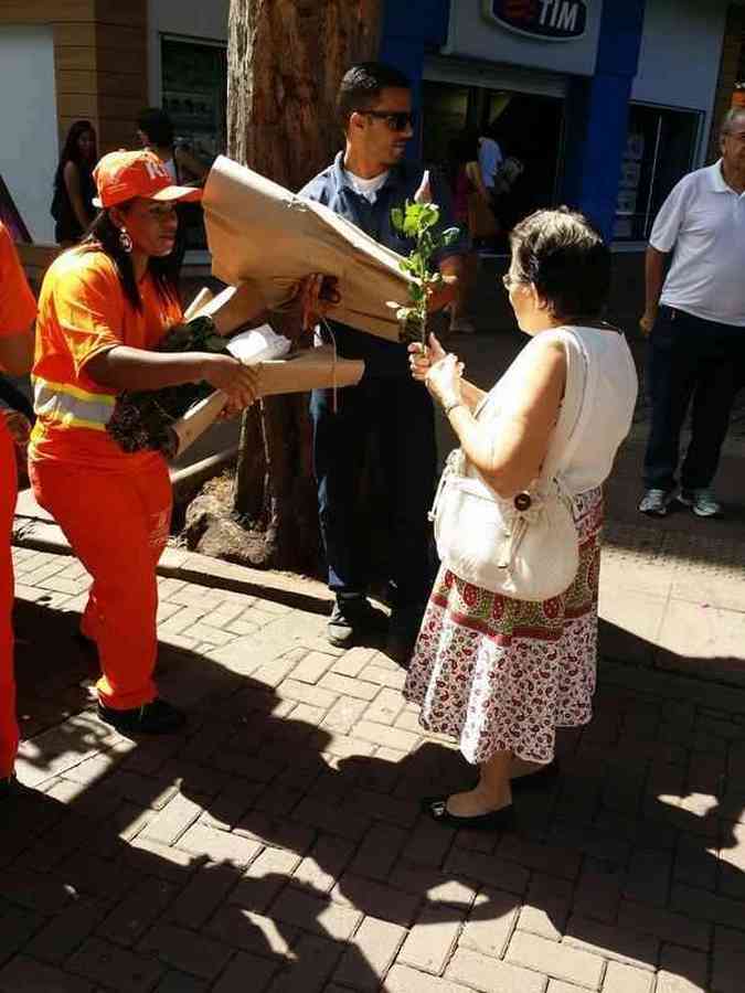 Garis da SLU distribuem rosas em homenagem ao Dia Internacional da Mulher em BH Edsio Ferreira/EM/D.A Press