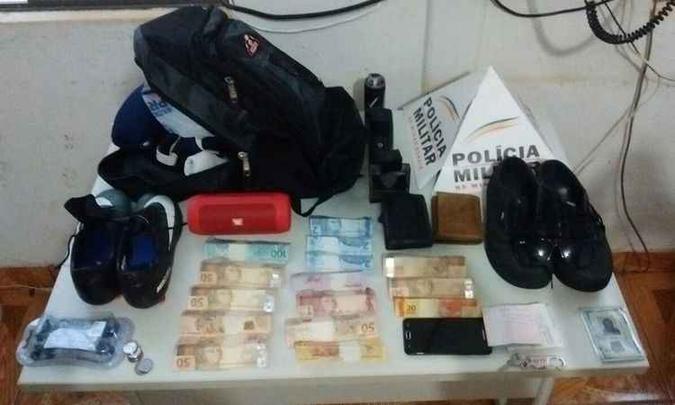 Chuteiras, dinheiro e objetos dos jogadores foram apreendidos com o suspeito, além do celular em que estavam armazenadas as nudes (foto: Polícia Militar/ Divulgação ) Chuteiras, dinheiro e objetos dos jogadores foram apreendidos com o suspeito, além do celular em que estavam armazenadas as nudes (foto: Polícia Militar/ Divulgação )