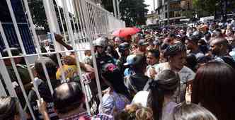 Exrcito venezuelano ocupou a entrada das lojas (foto: JUAN BARRETO / AFP)