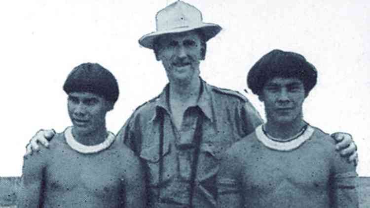 Brian Fawcett com dois indgenas da etnia Kalapalo