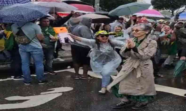 Cssia Kis  aplaudida ao chegar em manifestao de apoio a Bolsonaro