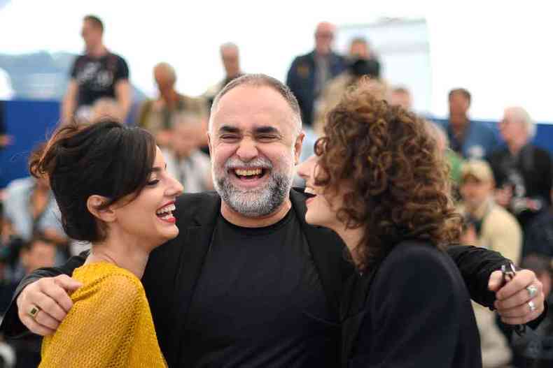 O cineasta Karim Anouz em Cannes, na segunda passada, com as atrizes Julia Stockler ( esq.) e Carol Duarte (foto: Loic Venance/AFP)