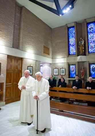 Francisco e Bento XVI rezaram juntos em capela situada nos jardins do Vaticano(foto: OSSERVATORE ROMANO / AFP)