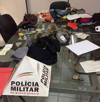 Objetos recolhidos pela polcia com a suspeita de furtos(foto: Divulgao )
