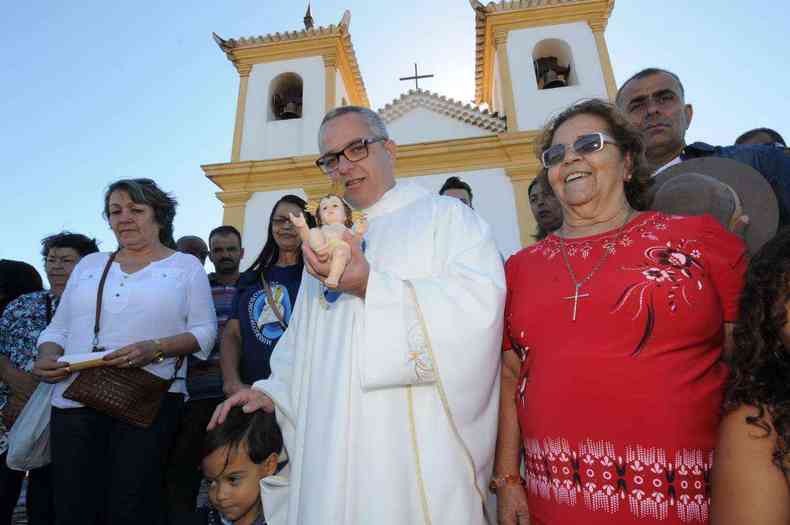 Reitor do santurio, padre Fernando festejou com fiis o aniversariante do dia(foto: Beto Novaes /EM/ DA Press)