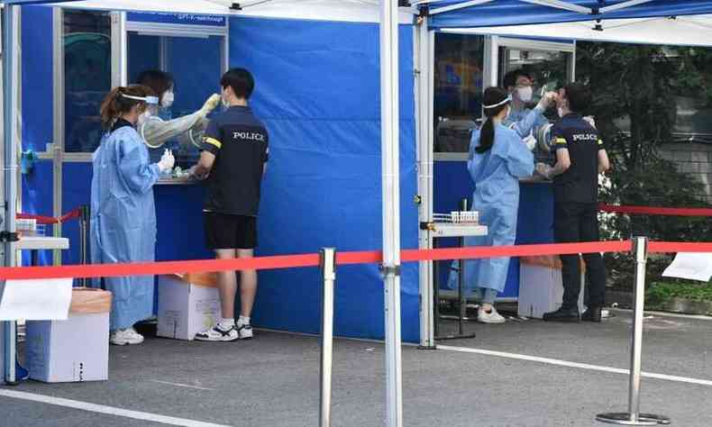 Morador de Hong Kong foi diagnosticado com COVID-19 cinco meses aps primeira infeco pela doena(foto: Jung Yeon-je/AFP)