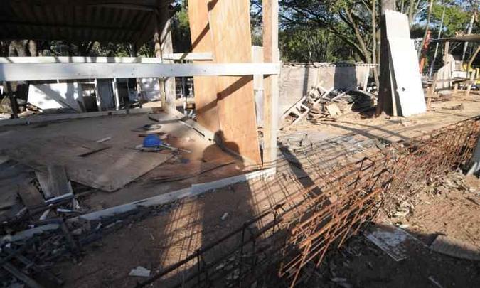Canteiro abandonado no prédio da Educação Física: do total de R$ 2,52 mi que precisam ser investidos, R$ 774,5 mil ainda estão pendentes(foto: Leandro Couri/EM/D.A Press) Canteiro abandonado no prédio da Educação Física: do total de R$ 2,52 mi que precisam ser investidos, R$ 774,5 mil ainda estão pendentes(foto: Leandro Couri/EM/D.A Press)