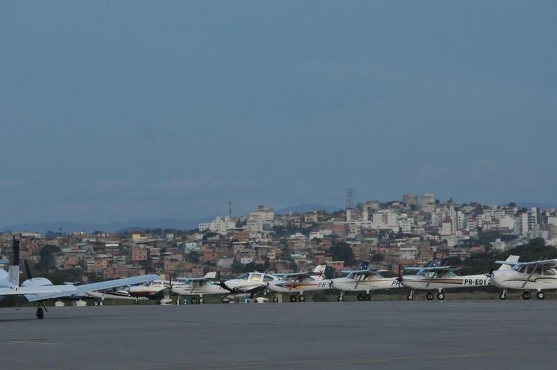 Uma lembrança de quando aviões ainda ocupavam a pista do Carlos Prates, em março passado(foto: Gladyston Rodrigues/EM/DA) Uma lembrança de quando aviões ainda ocupavam a pista do Carlos Prates, em março passado