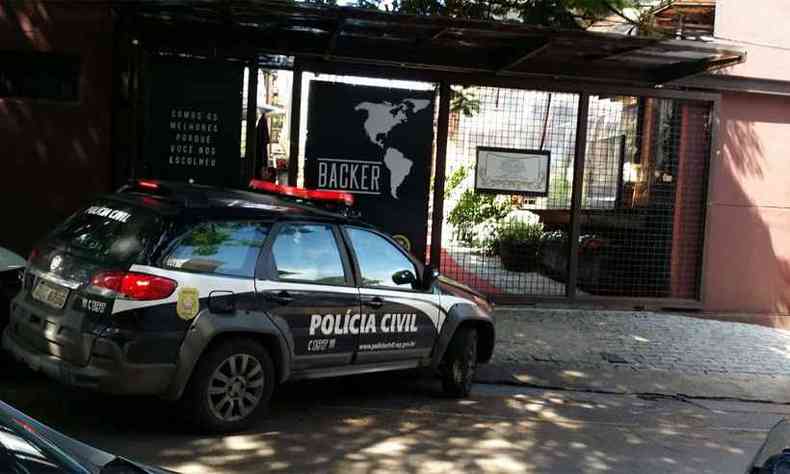 Viaturas da Polcia Civil chegaram  fbrica da Backer nesta manh (foto: Paulo Filgueiras/EM/DA PRESS)