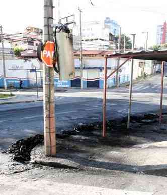 O ato de vandalismo deixou rastros no local. O nibus foi encaminhado para o ptio da viao Zurite(foto: Edsio Ferreira/EM/D.A.Press)