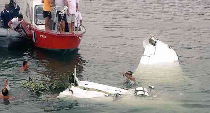 O avio, um bimotor modelo King Air C90GT, fabricado pela Hawker Beechcraft, caiu na gua, a cerca de dois quilmetros de Paraty, no litoral sul do Rio(foto: Reproduo/Twitter)