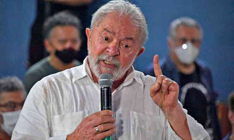Luiz Inácio Lula da Silva fala ao microfone e gesticula
