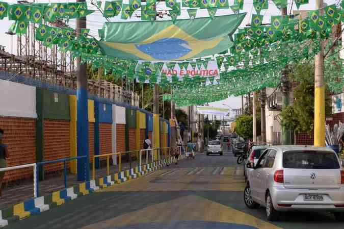A tradio de pintar a rua vem desde 1994, no entanto, ganhou uma faixa explicativa para que a decorao no se confunda com manifestao polticaTlio Santos/EM/D.A Press