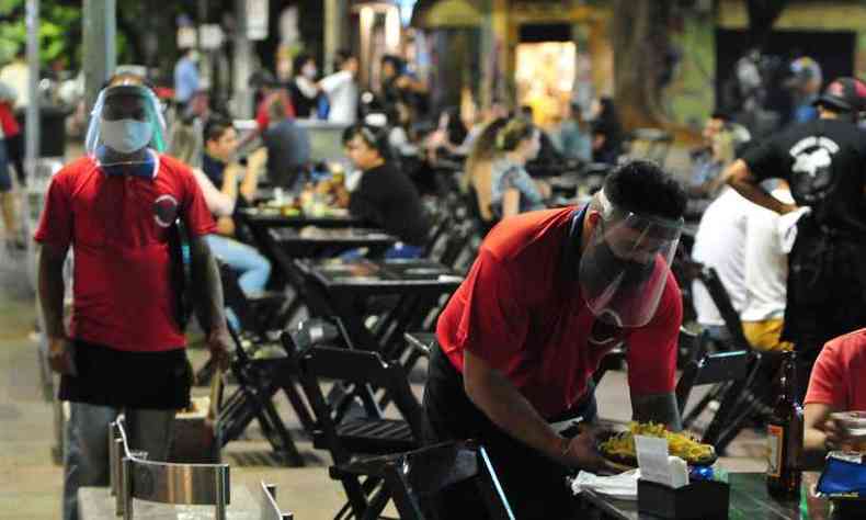 Em decreto anterior, bares só podiam abrir de sexta a domingo(foto: Tulio Santos/EM/D.A. Press)