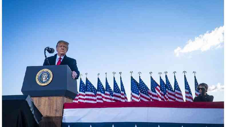 Trump discursa a apoiadores antes de embarcar no avio presidencial pela ltima vez, no dia 20 de janeiro(foto: Getty Images)