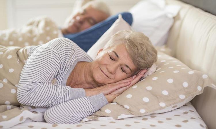 Idosos dormindo felizes e confortáveis em sua cama