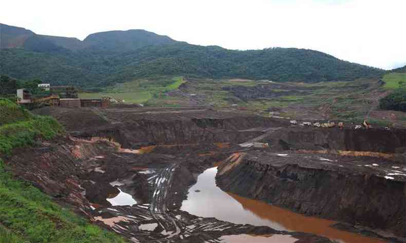 Obras da mineradora Vale dentro da rea da Mina Crrego do Feijoo(foto: Leandro Couri/EM/D.A Press)