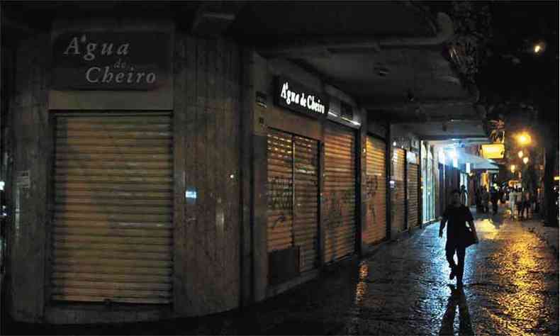 Quarteiro entre a Praa Sete e a esquina de Rua Tupinambs seguia s escuras aps trs meses de queixas(foto: Tlio Santos/Em/D.a press)