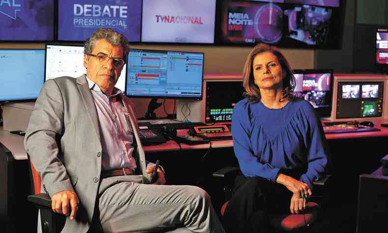 Paulo Betti e Debora Bloch, sentados no estdio de tv, em cena de 'O debate'