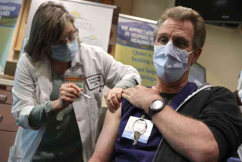 Profissionais da sade sero um dos grupos prioritrios para receber a vacina contra a COVID-19(foto: Justin Sullivan/AFP)