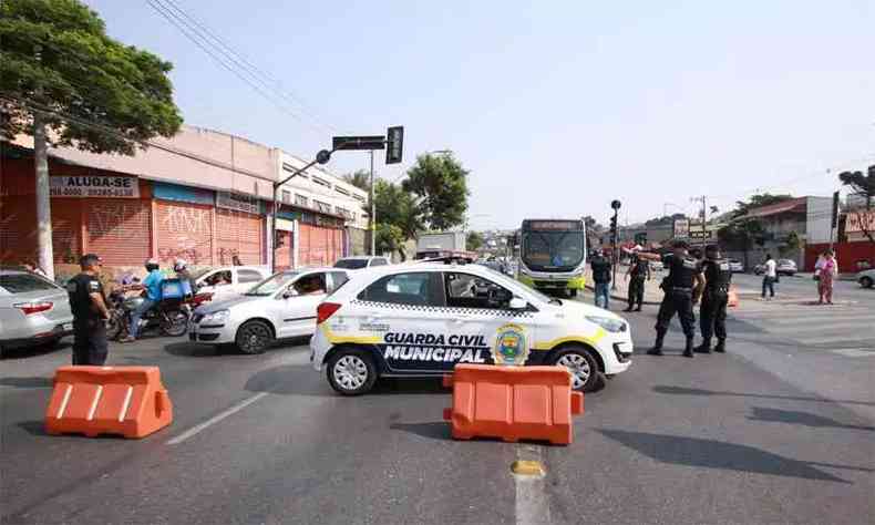 Viaturas interditam trnsito na Avenida Vilarinho depois da tempestade de tera-feira(foto: Edsio Ferreira/EM/D.A Press)