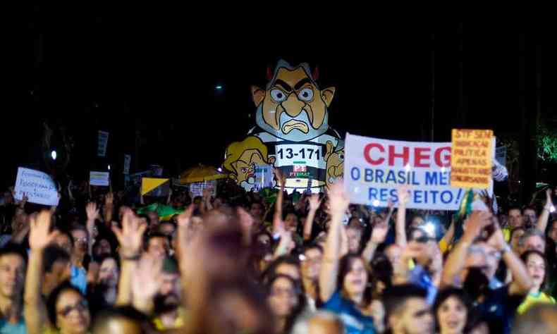 Douglas Magno/AFP(foto: Ativistas do Movimento Brasil Livre (MBL) participam de manifestao exigindo a priso do ex-presidente Luiz Incio Lula da Silva na Praa da Liberdade em Belo Horizonte - 03/04/2018)