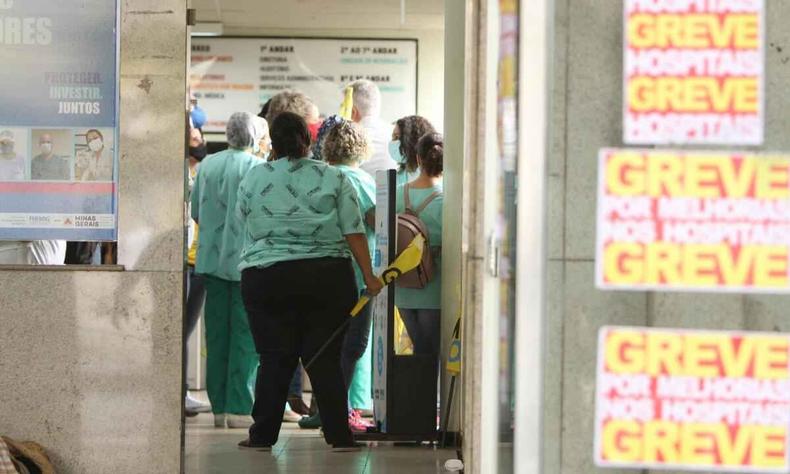 Trabalhadores pedem aumento na ajuda de custo paga a plantonistas(foto: Edesio Ferreira/EM/D.A Press) Servidores da saúde reunidos em ambiente repleto de cartazes indicativos de greve nos hospitais