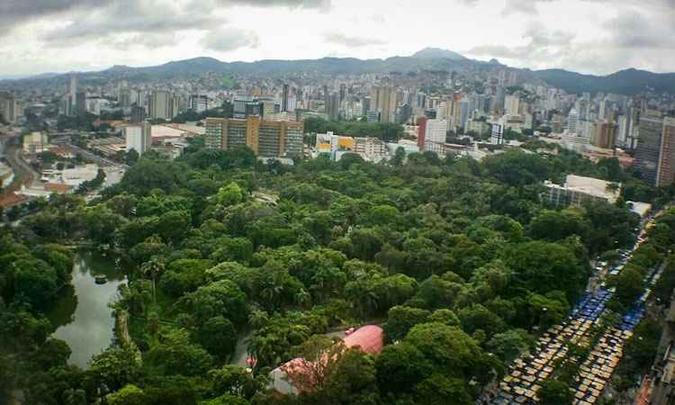 Vista do Parque Municipal e da Feira Hippie neste domingo, no Centro de BH(foto: Leandro Couri/EM/DA Press) Vista do Parque Municipal e da Feira Hippie neste domingo, no Centro de BH(foto: Leandro Couri/EM/DA Press)
