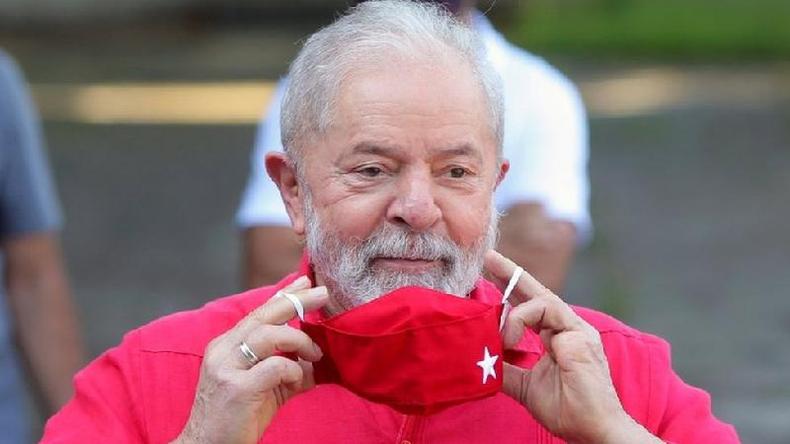 Lula coloca uma mscara vermelha contra a covid