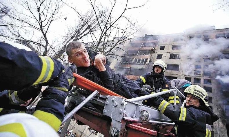 Homem � resgatado de bombardeio em Kiev