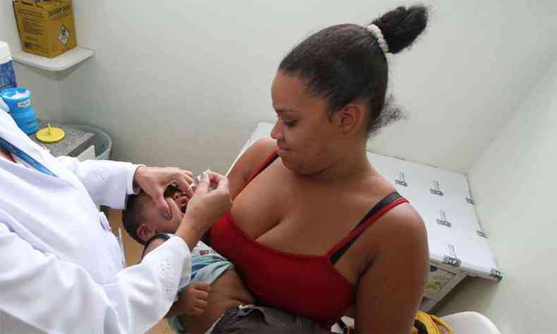 Amanda no perdeu tempo e levou o filho, Davi, para tomar as vacinas logo no primeiro dia da campanha: 'Ainda bem que no enfrentei fila' (foto: Edsio Ferreira/EM/DA Press)