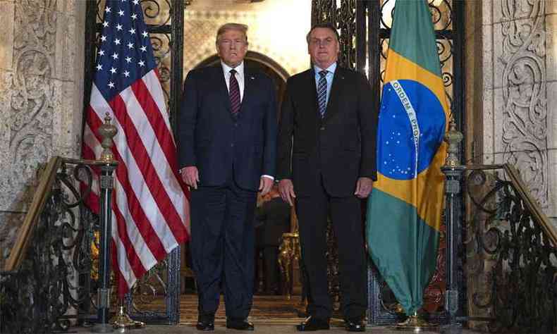 Trump e Bolsonaro posam pra fotgrafos na entrada do resort(foto: Jim Watson/AFP)