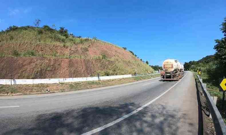 Caminhão trafega na BR-262 vazia: dificuldade de encontrar serviços na beira da estrada tornou as viagens mais penosas (foto: Edésio Ferreira/EM/D.A Press)