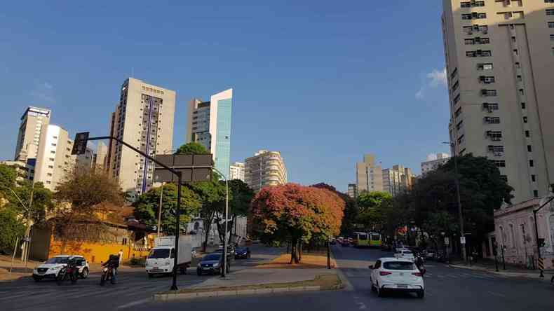 Clima do dia visto da Avenida Afonso Pena, em BH