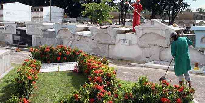 Trabalhadores limpam cemitrio onde ser enterrado Eduardo Campos(foto: Julio Jacobina/DP/D.A Press)