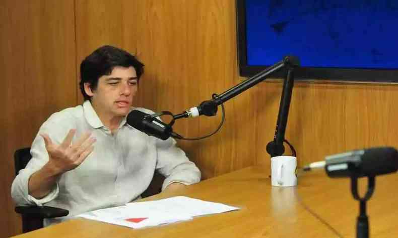 Fernando Marcato duante o podcast EM Entrevista