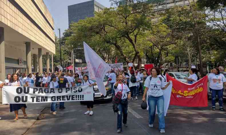 Na foto, passeata de profissionais da enfermagem no Centro de BH