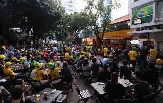 Com movimento maior do que nos melhore dias, mesas ficaram cheias em BH na hora da partida do Brasil (foto: Tulio Santos/EM/D.A Press)