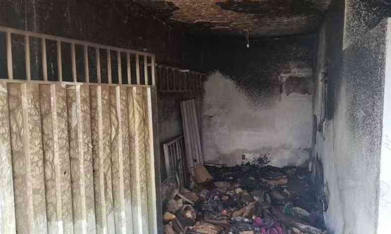 Local onde a idosa colocou fogo ficou completamente destrudo(foto: Divulgao/PM)