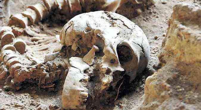 Esqueletos foram sepultados h 10,8 mil anos na Lapa do Santo(foto: Paulo Filgueiras/EM/D.A Press)