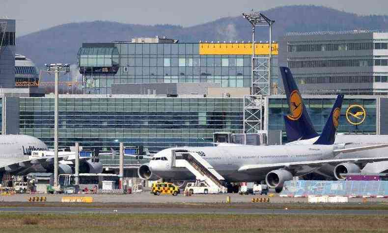 Aeroporto de Frankfurt: Alemanha fechou as fronteiras areas com Brasil, Reino Unido, Portugal, Irlanda e frica do Sul (foto: DANIEL ROLAND/AFP)