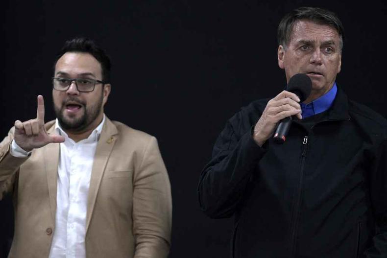 Jair Bolsonaro e seu tradutor de libras(foto: DOUGLAS MAGNO / AFP) Jair Bolsonaro e seu tradutor de libras
