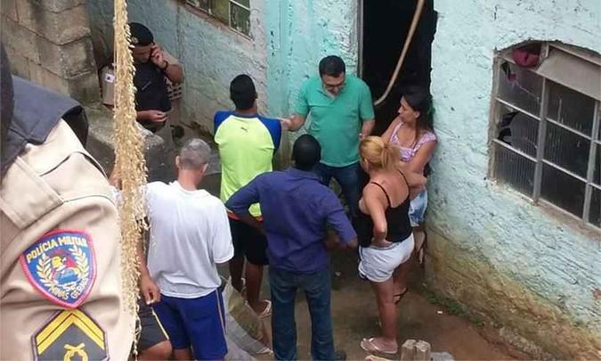 Mulher e dois filhos foram mortos a facadas e tiveram seus corpos queimados no Bairro Pindorama, em BH(foto: Jair Amaral/EM/D.A Press) Mulher e dois filhos foram mortos a facadas e tiveram seus corpos queimados no Bairro Pindorama, em BH(foto: Jair Amaral/EM/D.A Press)