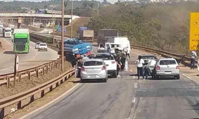 Na foto, acidente entre dois caminhes, na manh desta sexta-feira (26/8), na Ferno Dias