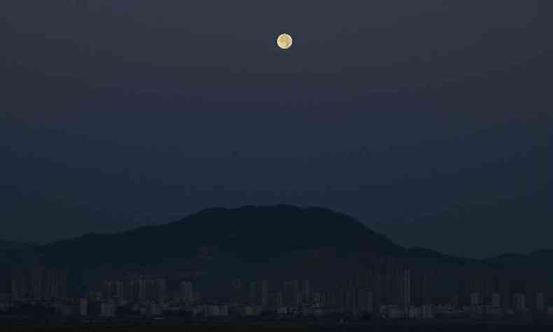 Lua sobre Xiapu tambm  imagem preferida dos chineses (foto: HECTOR RETAMAL / AFP)