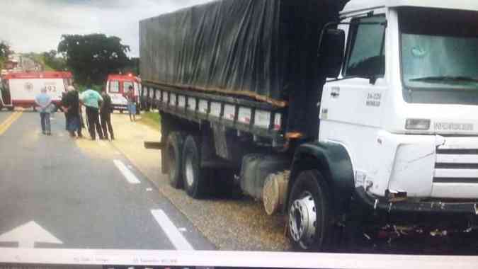 O motorista do caminho no sofreu ferimento no acidente(foto: Polcia Rodoviria Federal (PRF) / Divulgao )