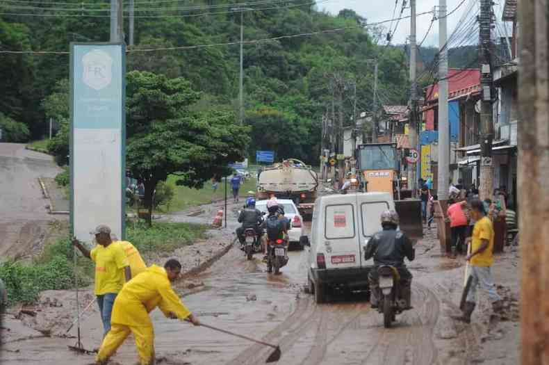 Mutiro para limpeza das ruas em Sabar