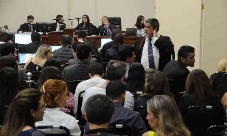 O julgamento ocorre desde tera-feira e hoje j dura oito horas(foto: Paulo Filgueiras / EM D. A Press)