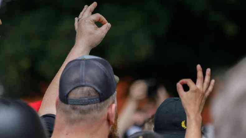 Membros do grupo de extrema-direita Proud Boys fazem o gesto em evento no Estado americano de Oregon