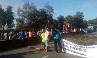 Grupo protesta na BR-381 prximo  fbrica da Cenibra, segundo a PRF(foto: Reproduo/Internet)